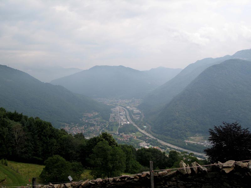 77 Blick von der Alpe Torricella hinunter nach Taverne 
