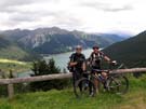 43 die zwei schlanken Jungs vor dem Apfelstrudel