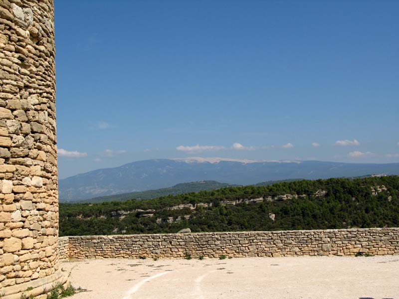 32 Stadtmauern von Venasques und der Mont Ventoux