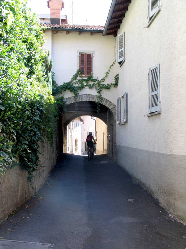 33_durch_diese_Gasse_muss_sie_kommen