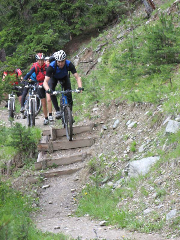 82 Toni beim Treppenfahren