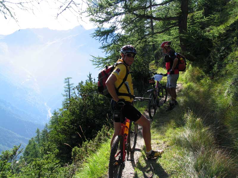 53_links_der_Abgrund_rechts_die_Bisse_oder_Suone
